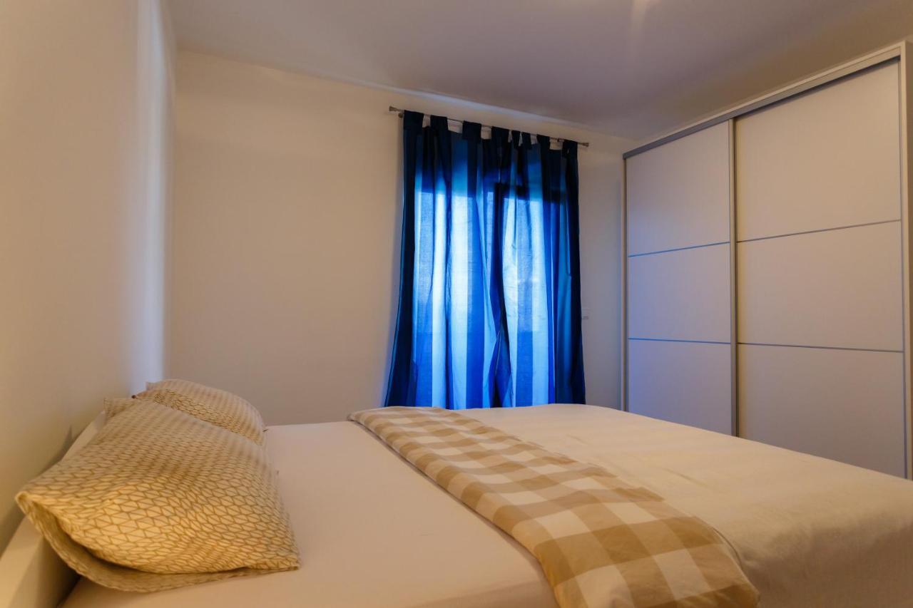Villa Mirela Apartment Vrbnik Extérieur photo