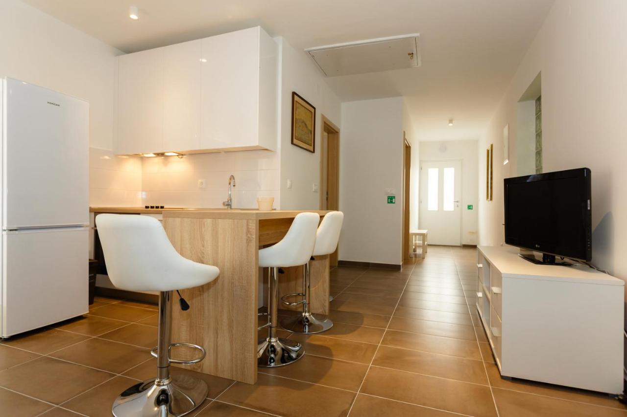 Villa Mirela Apartment Vrbnik Extérieur photo