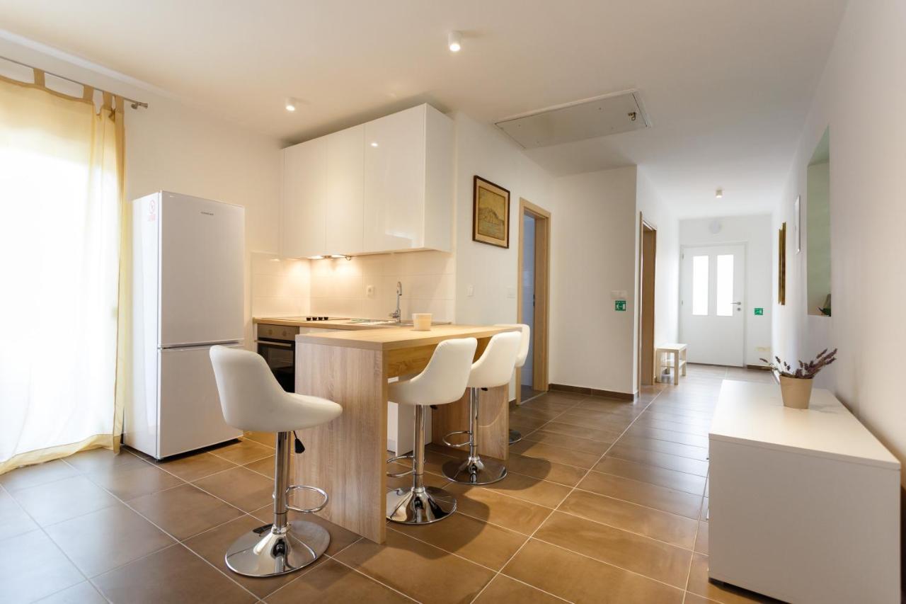 Villa Mirela Apartment Vrbnik Extérieur photo