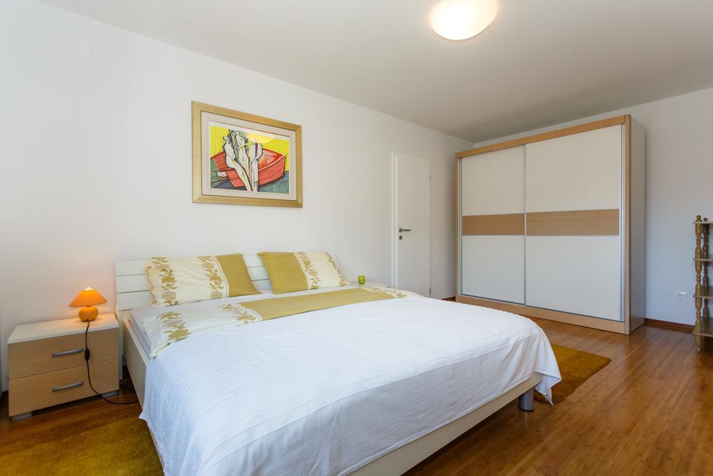 Villa Mirela Apartment Vrbnik Extérieur photo