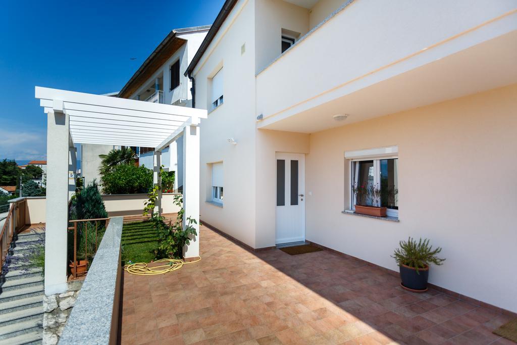 Villa Mirela Apartment Vrbnik Extérieur photo